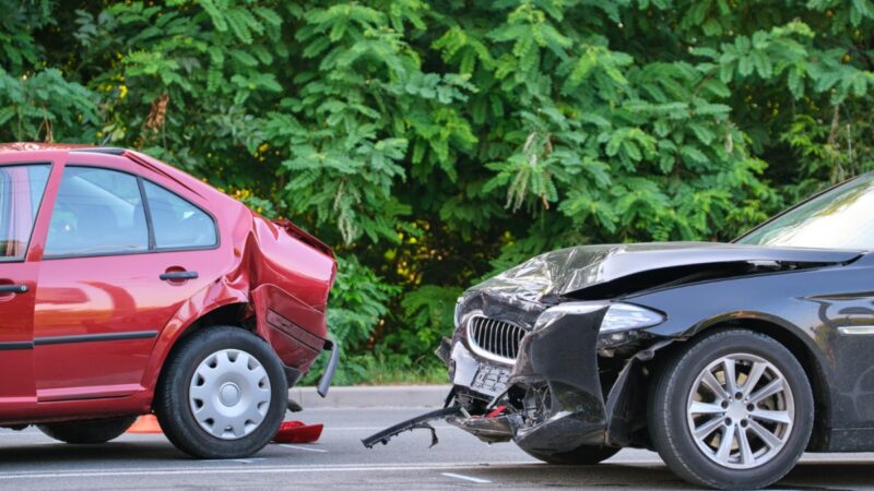 Kolizja drogowa w Nasiadkach: samochód uderzył w ogrodzenie prywatnej nieruchomości