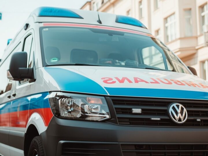 Agresywny 70-latek z Ostrołęki zaatakował ratowników medycznych – stanie przed sądem