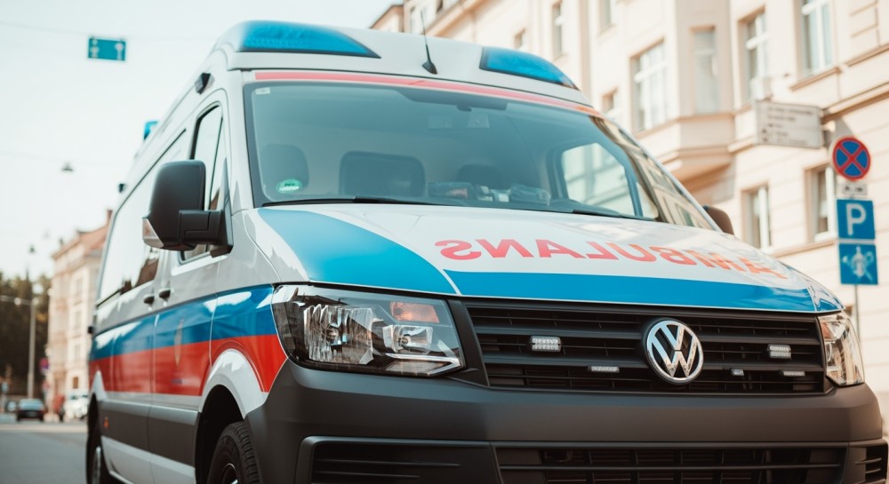 Agresywny 70-latek z Ostrołęki zaatakował ratowników medycznych – stanie przed sądem