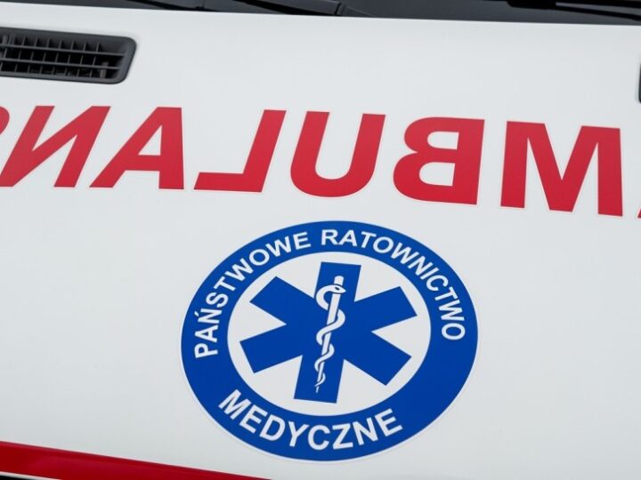Samochód wjechał w bariery na S61 – akcja ratunkowa w toku