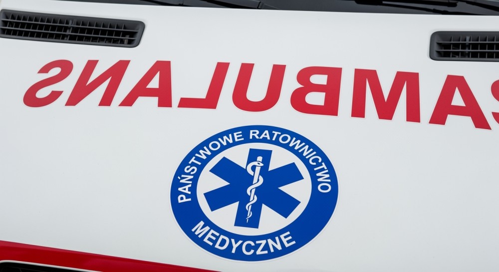 Samochód wjechał w bariery na S61 – akcja ratunkowa w toku