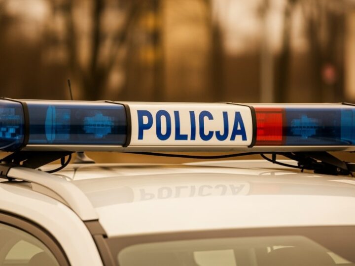 Ostrołęka: Policjanci i uczniowie oddają hołd poległym w akcji „Światełko Pamięci” na cmentarzach