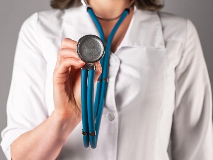 Mundurowi z Ostrołęki przybliżają uczniom tajniki służby policyjnej podczas Dnia z Policją