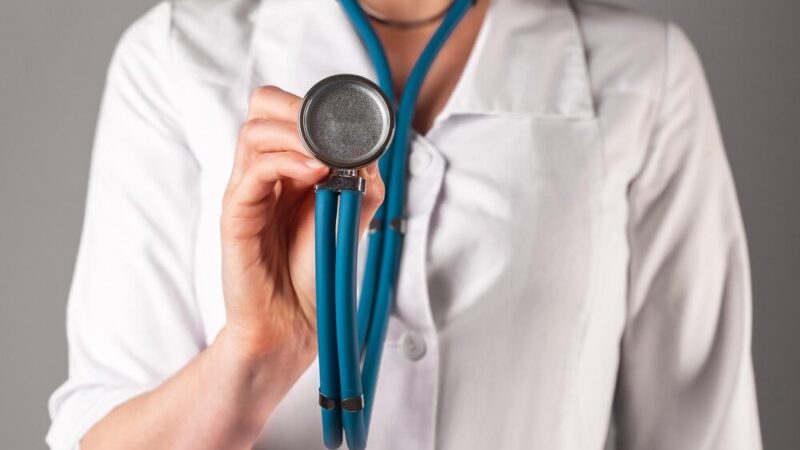 Mundurowi z Ostrołęki przybliżają uczniom tajniki służby policyjnej podczas Dnia z Policją