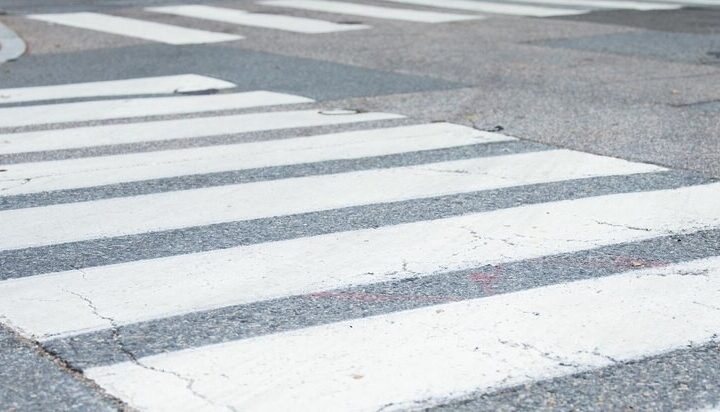 Mandat i punkty karne za wyprzedzanie na przejściu dla pieszych – co warto wiedzieć?