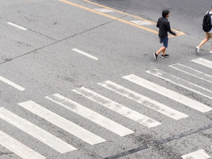 Deszczowe dni: zwolnij przed przejściami dla pieszych!