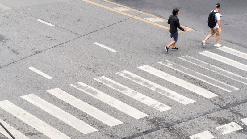 Deszczowe dni: zwolnij przed przejściami dla pieszych!