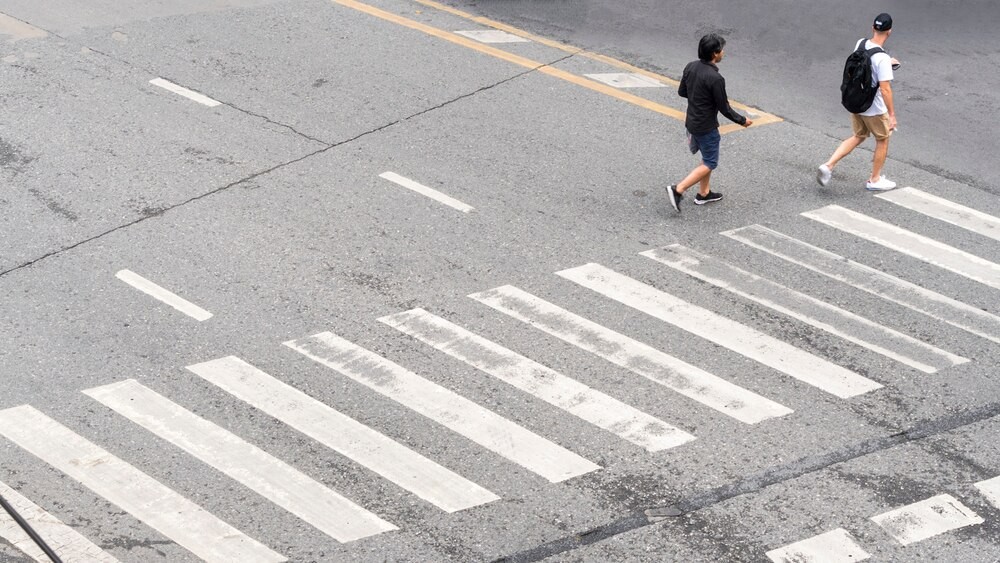 Deszczowe dni: zwolnij przed przejściami dla pieszych!