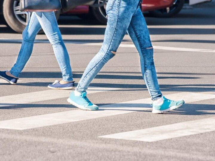 Odbłyśnij na drodze: jak odblaski ratują życie pieszych!