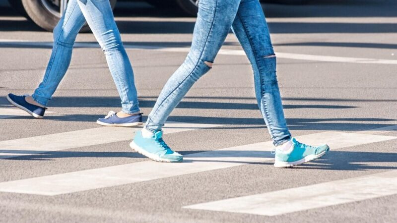 Odbłyśnij na drodze: jak odblaski ratują życie pieszych!