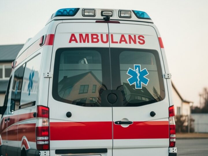 Policjanci z Ostrołęki odnajdują zaginionego mężczyznę, który spędził noc w lesie pod gałęziami