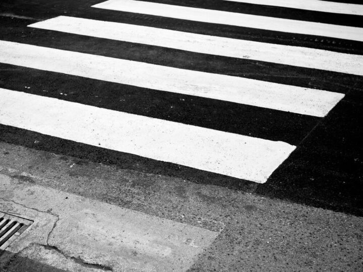 Potrącenie na przejściu dla pieszych – apel o większą ostrożność w ruchu drogowym