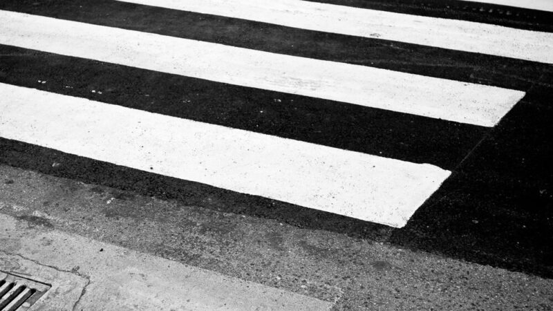 Potrącenie na przejściu dla pieszych – apel o większą ostrożność w ruchu drogowym