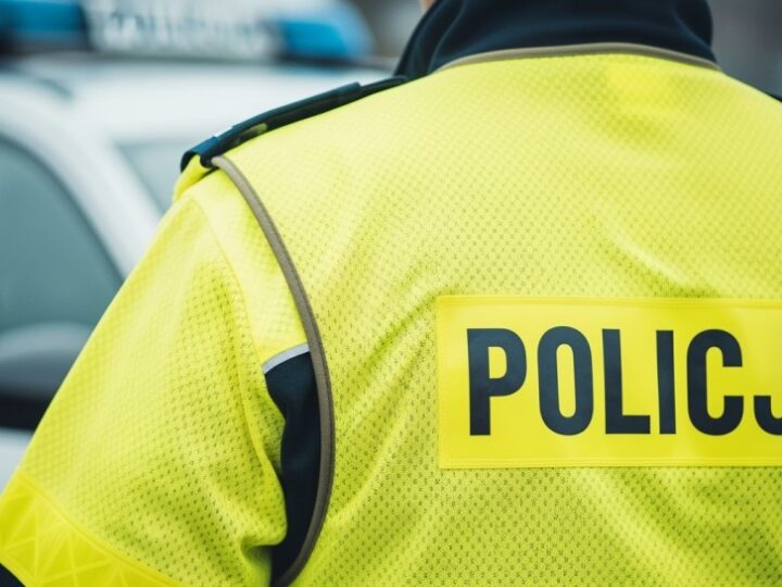 Czerwone światło na przejeździe kolejowym: Ignorowanie grozi wysokim mandatem i punktami karnymi