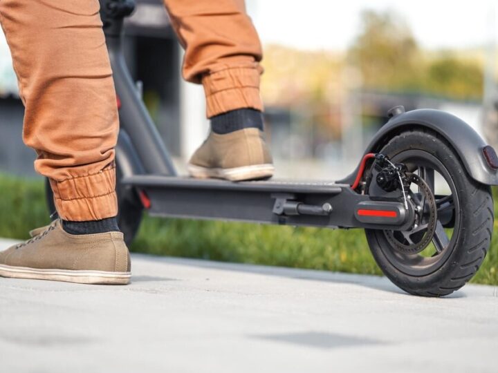 Hulajnoga elektryczna w akcji: potrącenie pieszych i apel o bezpieczeństwo na drodze