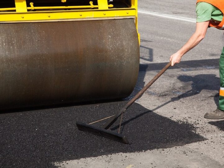 Nowa inwestycja drogowa w powiecie ostrołęckim: zakończenie rozbudowy i poprawa bezpieczeństwa użytkowników dróg