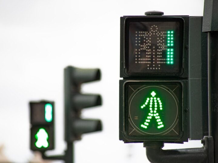 Policjanci i empatyczna mieszkanka ocaliły zagubionego seniora przed niebezpieczeństwem