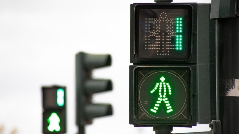 Policjanci i empatyczna mieszkanka ocaliły zagubionego seniora przed niebezpieczeństwem