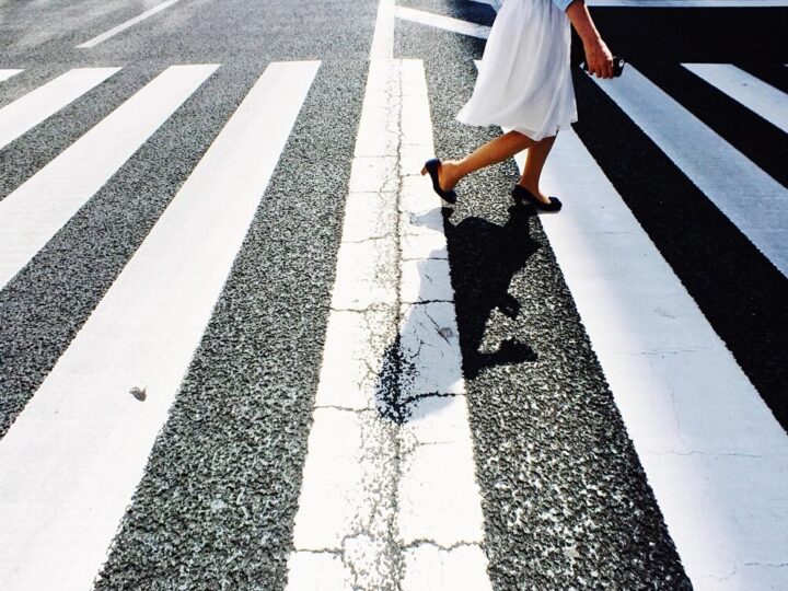 Uwaga piesi! Korzystanie z telefonu na przejściu grozi mandatem i niebezpieczeństwem