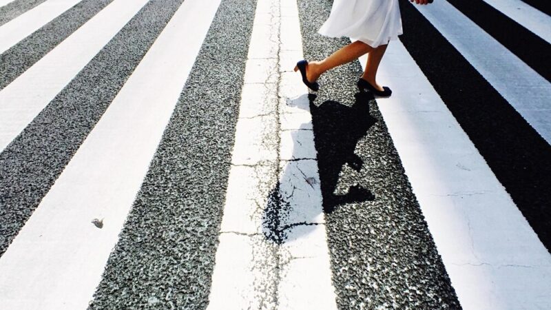 Uwaga piesi! Korzystanie z telefonu na przejściu grozi mandatem i niebezpieczeństwem