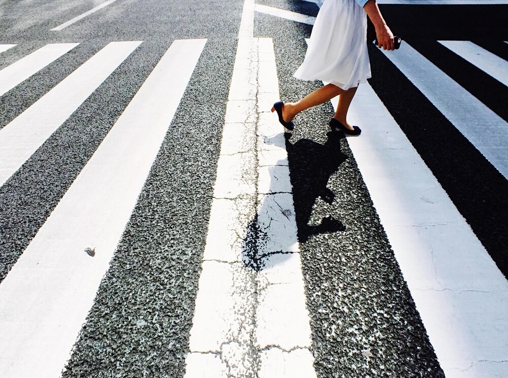 Uwaga piesi! Korzystanie z telefonu na przejściu grozi mandatem i niebezpieczeństwem