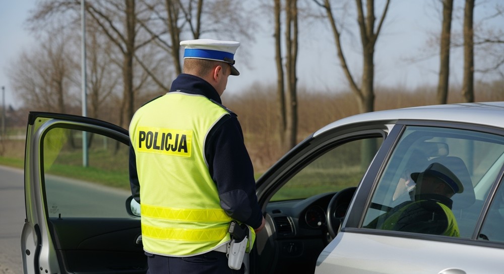 Prędkość nie popłaca: Kierowca BMW zatrzymany przez policję i aresztowany za recydywę