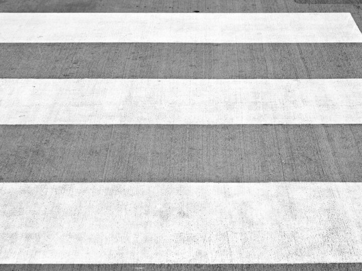 Zimowa pogoda a bezpieczeństwo pieszych: Dlaczego odblaski są niezbędne?