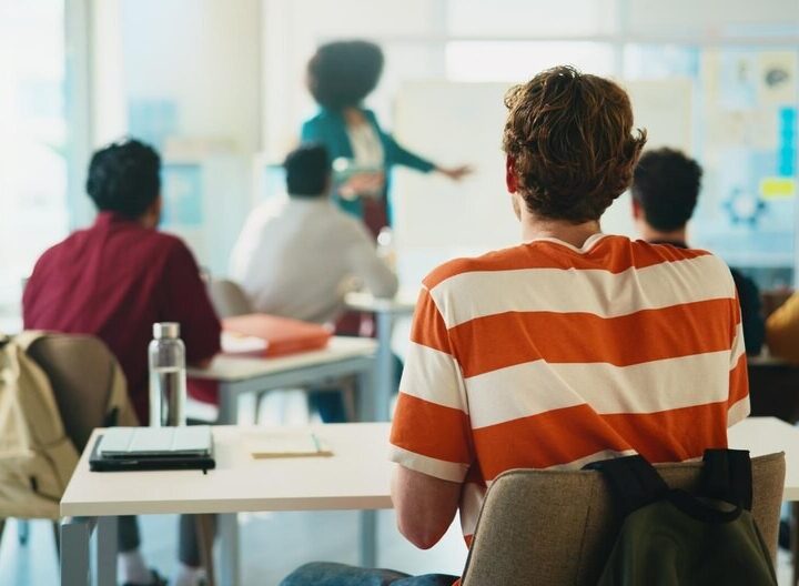 Policjanci z Ostrołęki inspirują młodzież mundurową – patriotyzm i służba w centrum uwagi