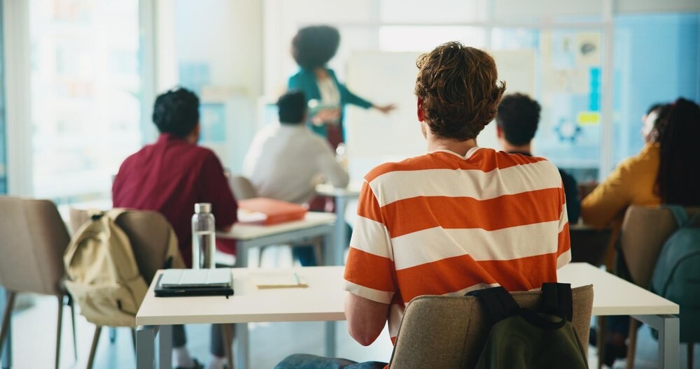 Policjanci z Ostrołęki inspirują młodzież mundurową – patriotyzm i służba w centrum uwagi