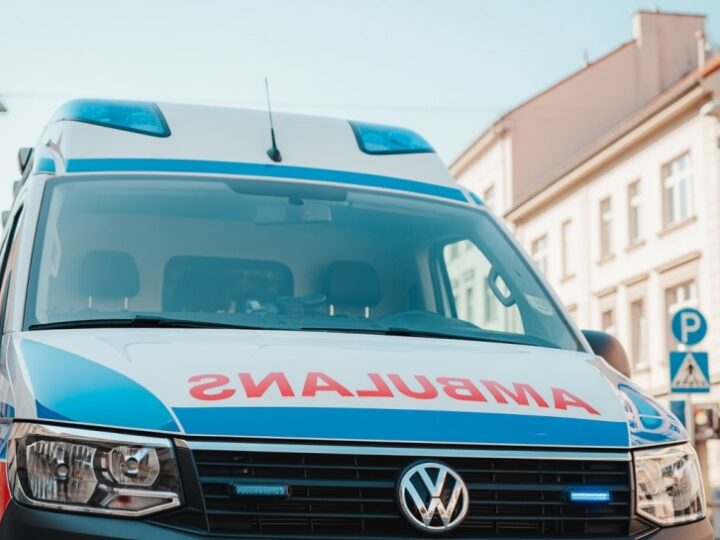 Policjanci z Ostrołęki ratują seniora na parapecie – akcja na zaśnieżonym dachu!