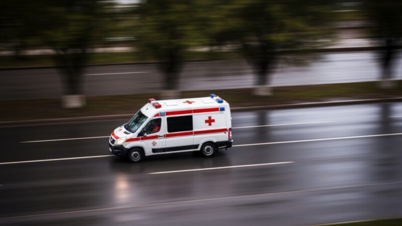 Uważaj na gołoledź: niebezpieczne warunki na drogach i chodnikach