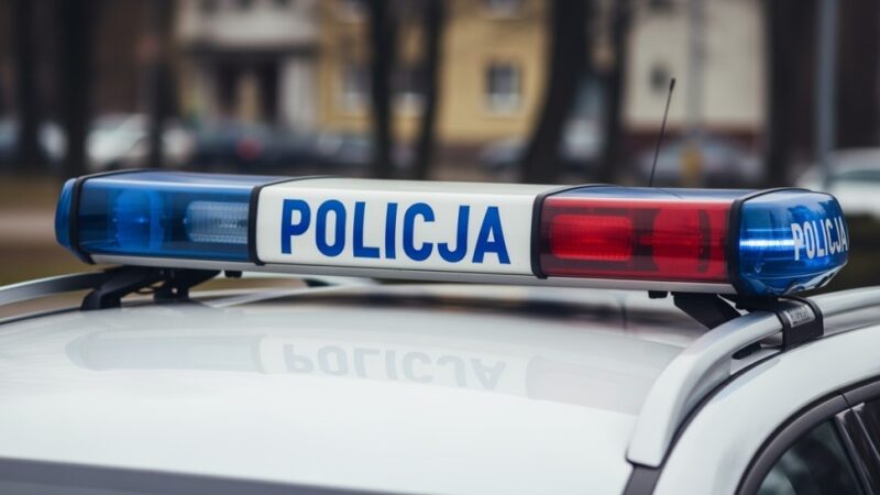 Policjanci z Ostrołęki uratowali kierowcę z rozładowanym akumulatorem