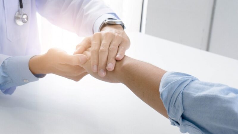 Bezpieczeństwo na pierwszym miejscu: Policjanci uczą dzieci, jak korzystać z numeru 112