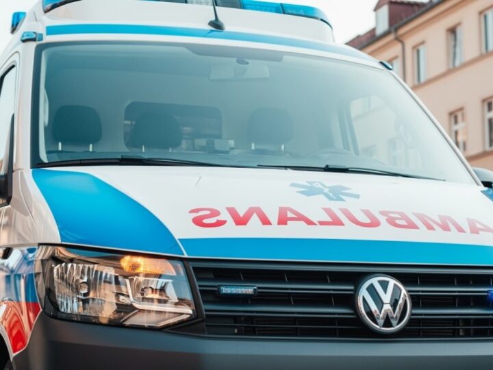 Mężczyzna uratowany przed zamarznięciem dzięki szybkiej reakcji świadków i policji