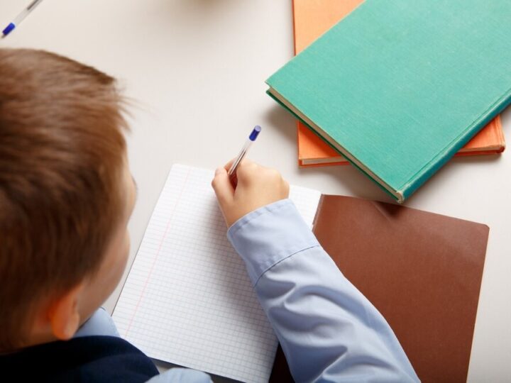 Nowe komputery dla szkół w Kadzidle dzięki Krajowemu Planowi Odbudowy