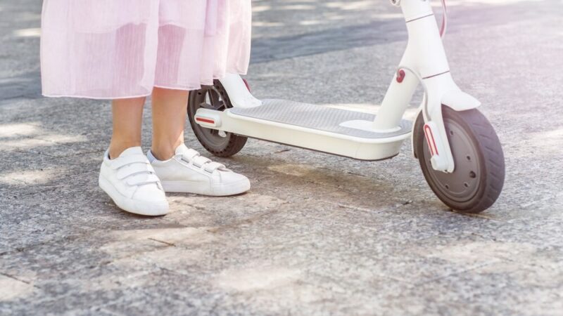 Bezpieczne prezenty na komunię: hulajnogi elektryczne i quady w praktyce