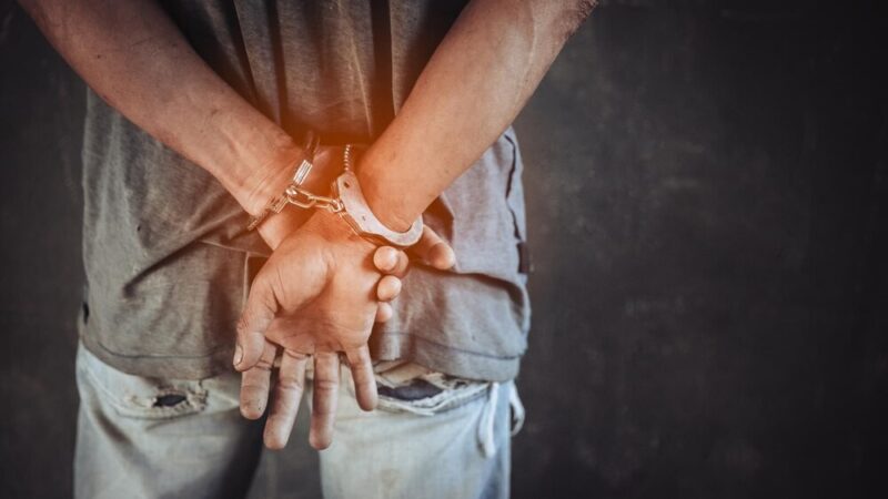 Policjantka w czasie wolnym ujęła nastolatków niszczących mienie graffiti