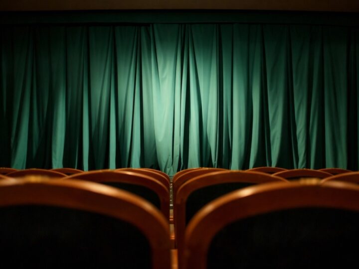 Niespodziewane zwroty w „Szoferze Archibaldzie” – nie przegap tej farsy!