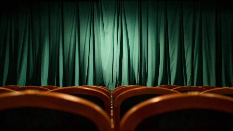 Niespodziewane zwroty w „Szoferze Archibaldzie” – nie przegap tej farsy!