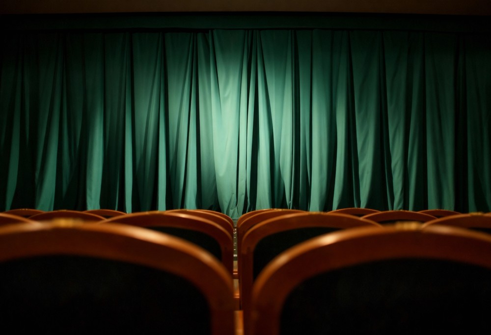 Niespodziewane zwroty w „Szoferze Archibaldzie” – nie przegap tej farsy!