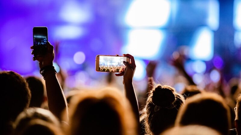 Jazzowa synestezja w Ostrołęce: MC Kwadrat łączy muzykę z grafiką