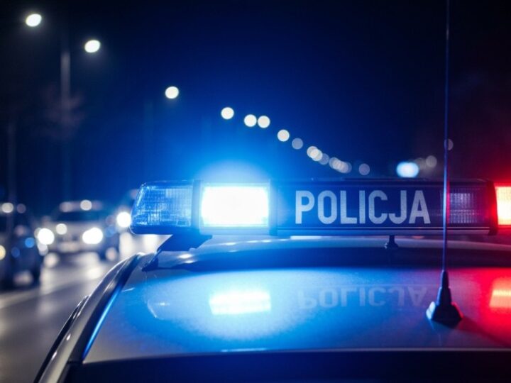 Matka z dzieckiem ucieka przed przemocą, policja natychmiast interweniuje
