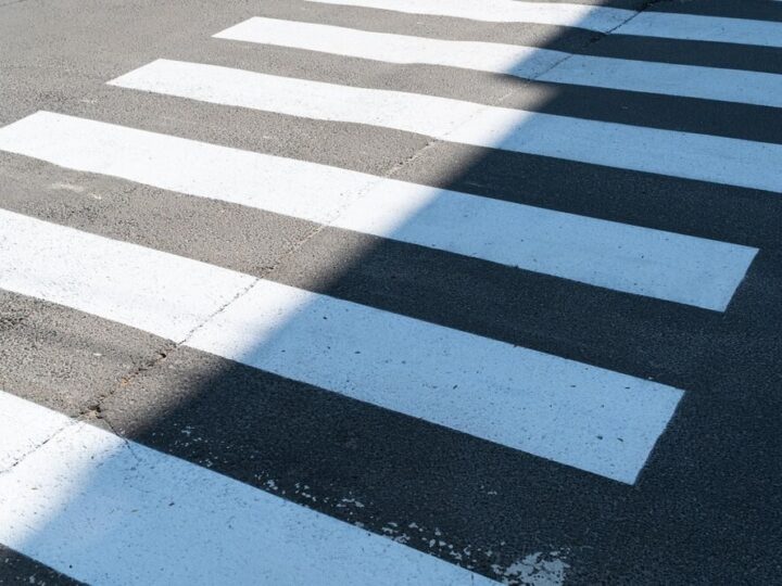 Deszczowe warunki: kierowcy zwolnijcie, piesi pamiętajcie o odblaskach!