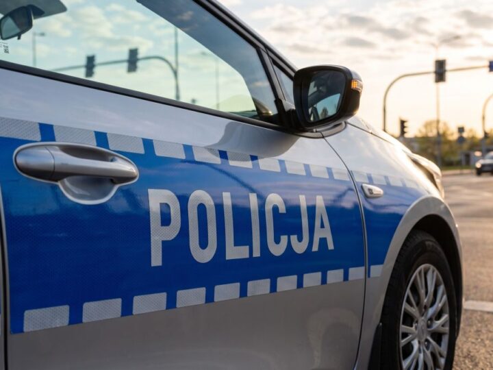 Seniorzy w ZUS: Policjanci ostrzegają przed oszustwami i promują bezpieczeństwo